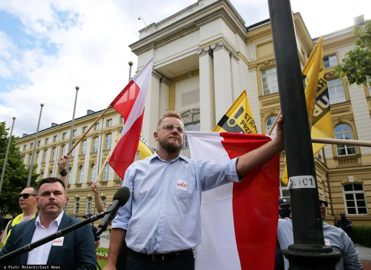 Tanajno wraz z polskimi flagami.