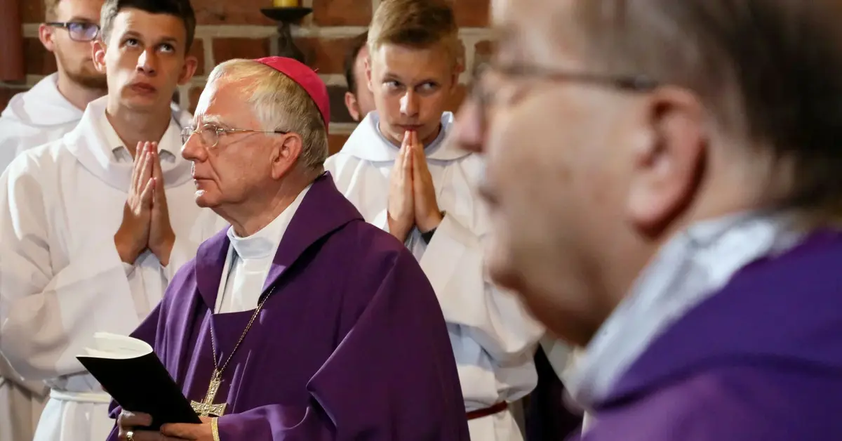 Arcybiskup Jędraszewski w towarzystwie ministrantów.