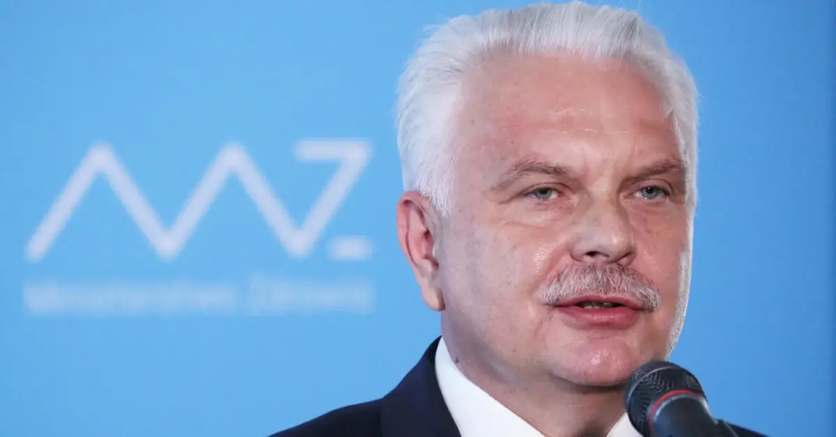 wiceminister Waldemar Kraska stoi przed mikrofonem