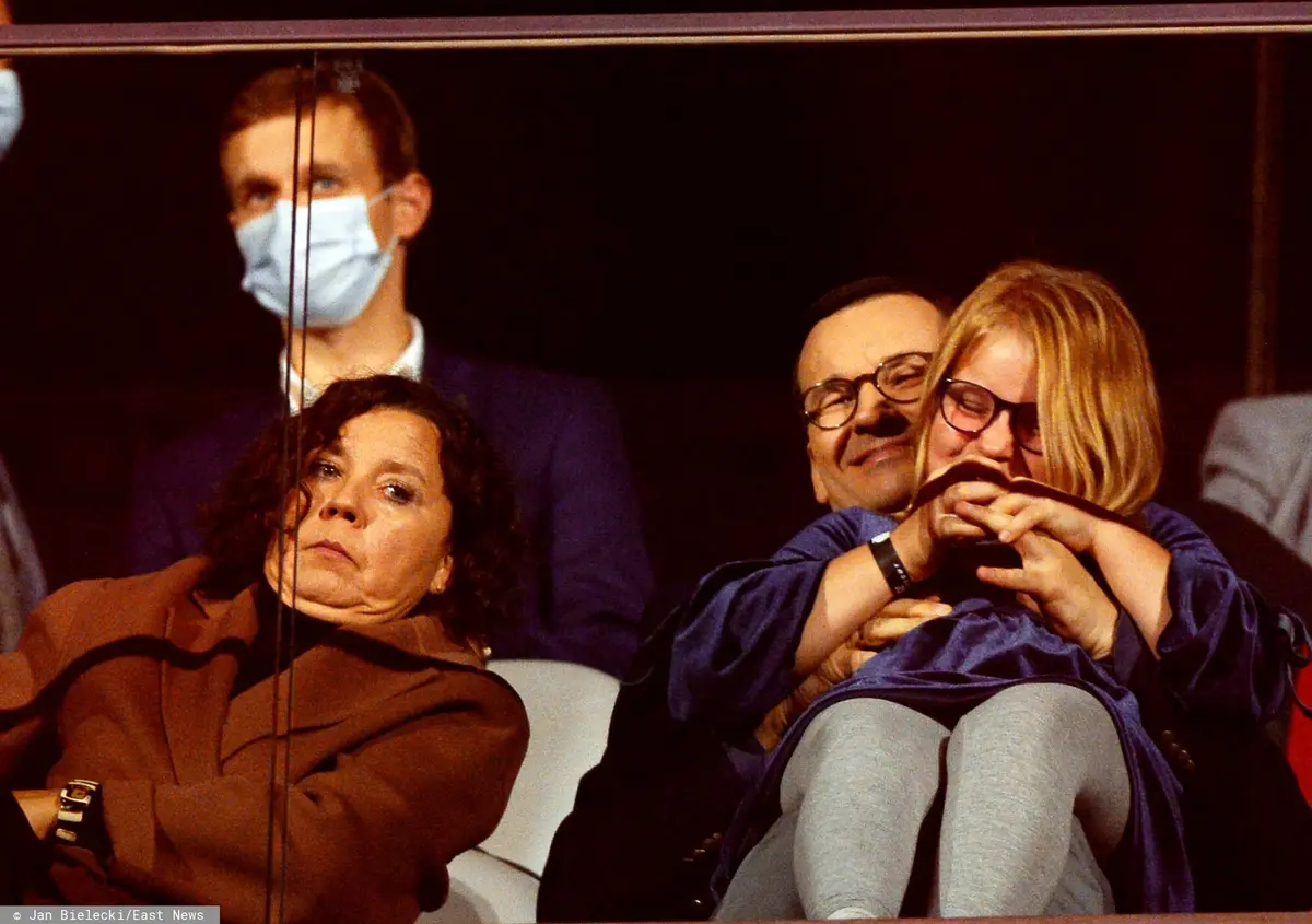 Iwona Morawiecka z mężem i dzieckiem w trakcie koncertu Solidarni z Białorusią