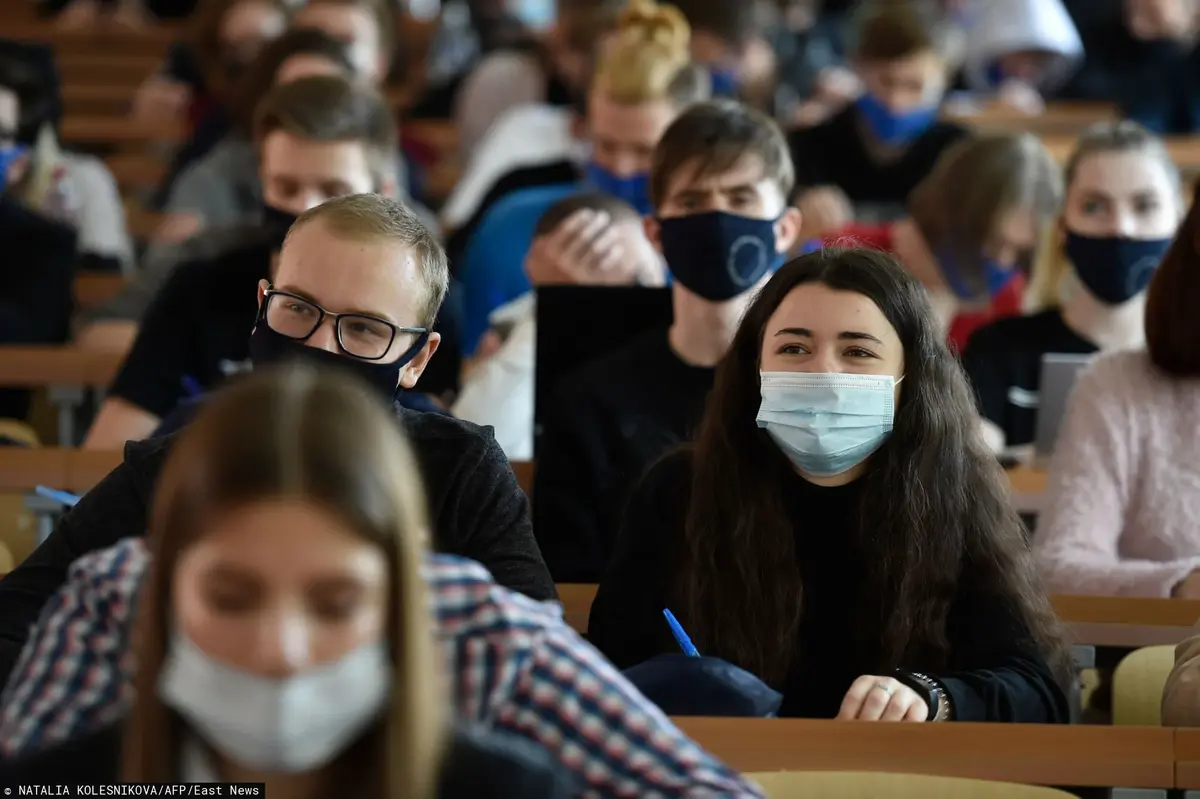 Grupa uczniów w maseczkach.