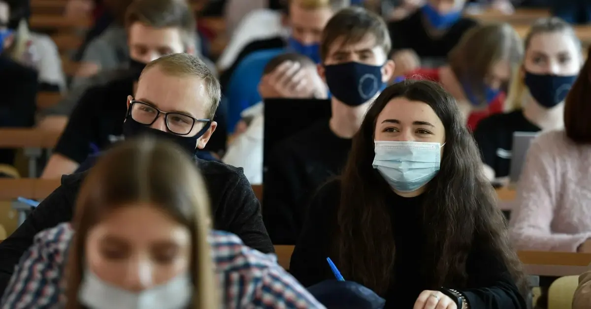 Grupa uczniów w maseczkach.