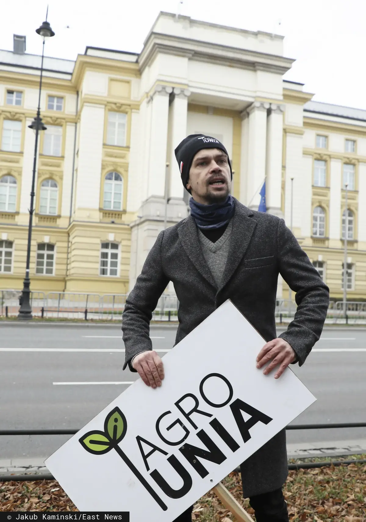 Michał Kołodziejczak przed Kancelarią Premiera