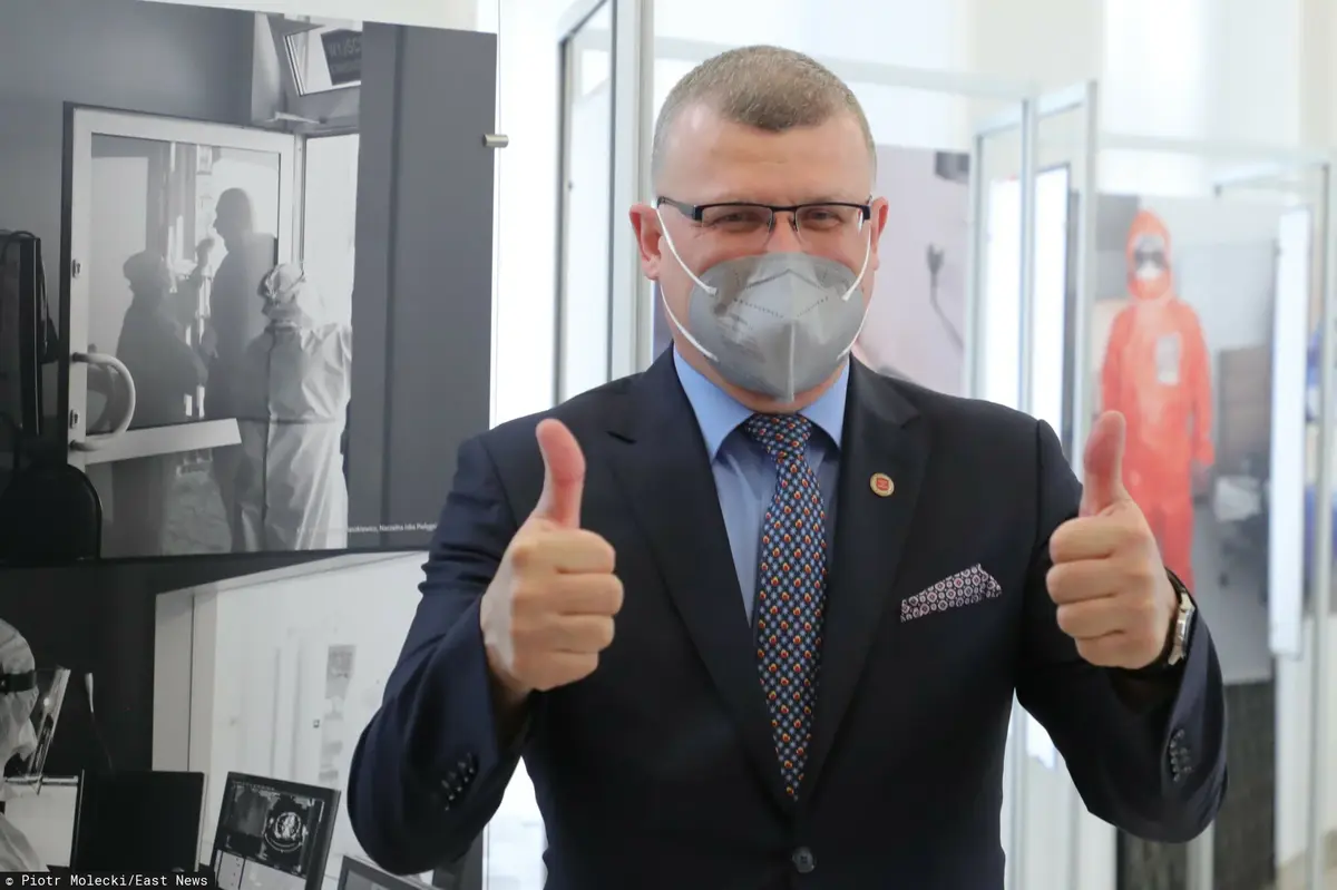 Dr Paweł Grzesiowski na wystawie "Walka polskich medyków z pandemią koronawirusa"