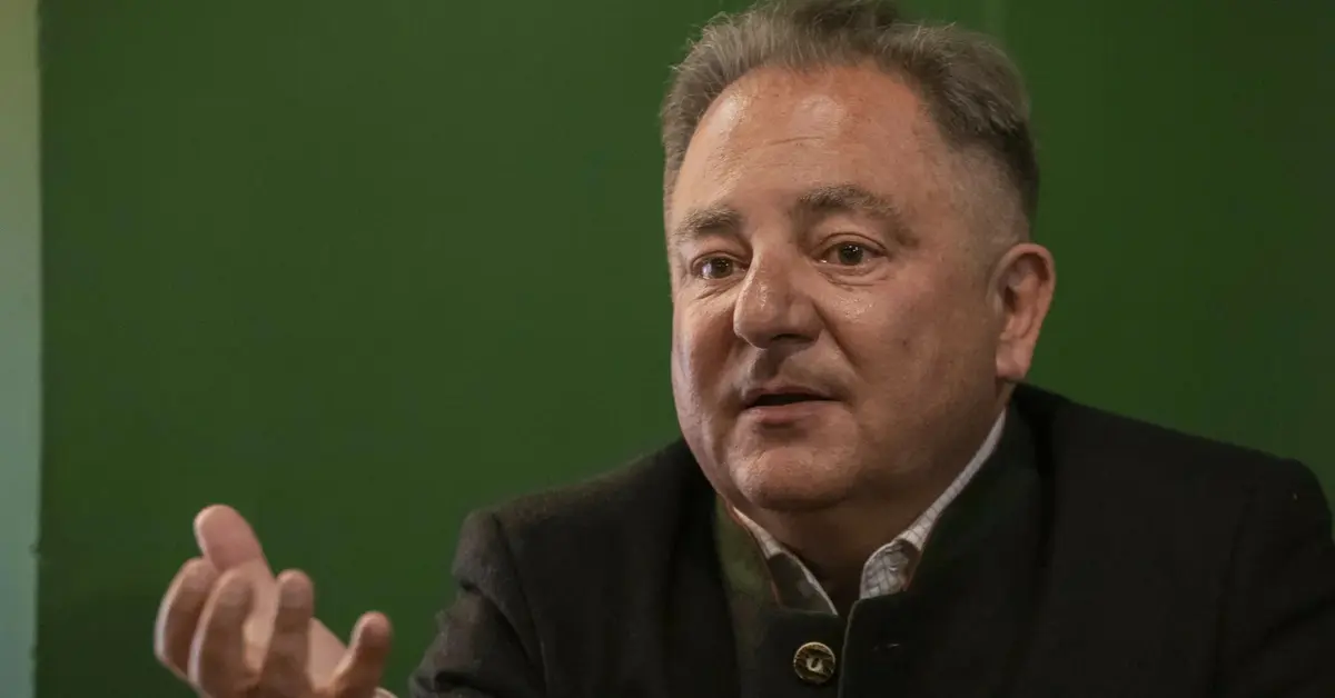 Robert Makłowicz w garniturze.