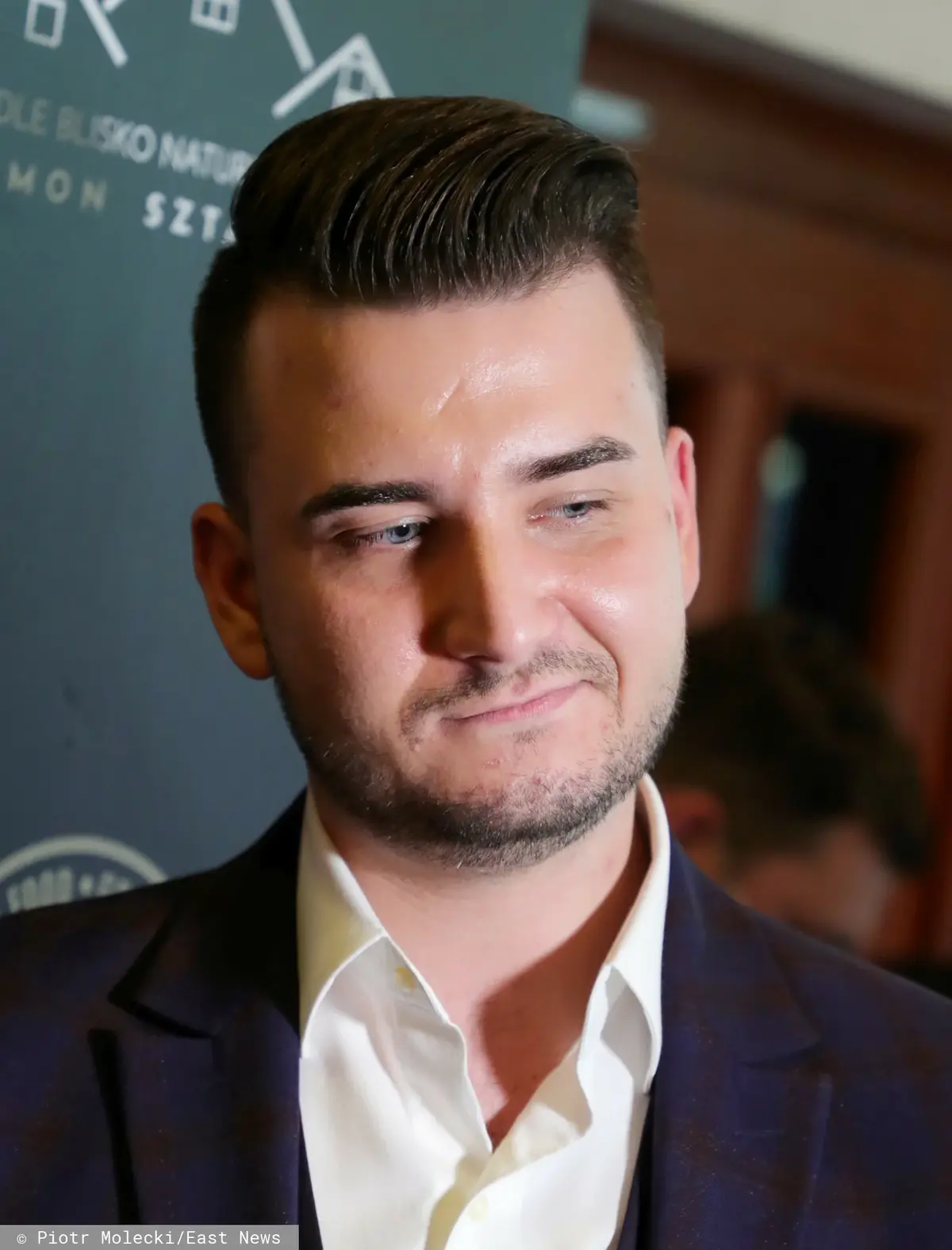 Bartłomiej Misiewicz ze skrzywioną miną 