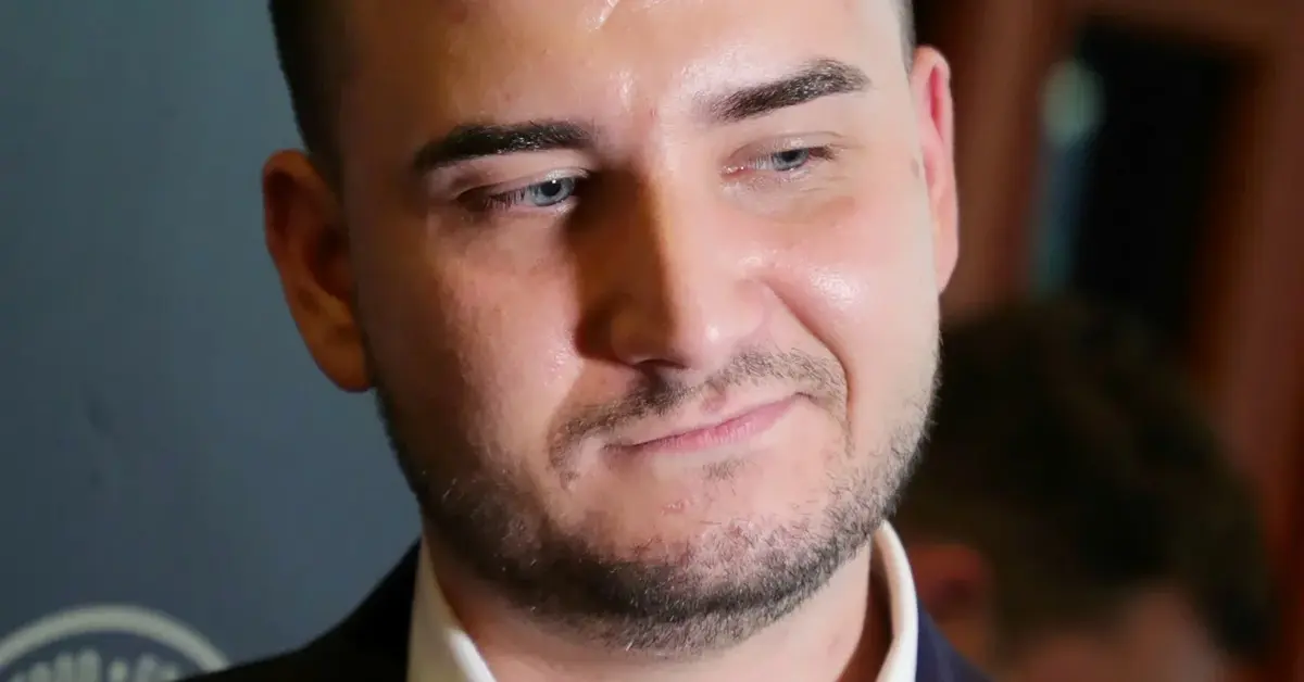 Bartłomiej Misiewicz ze skrzywioną miną 