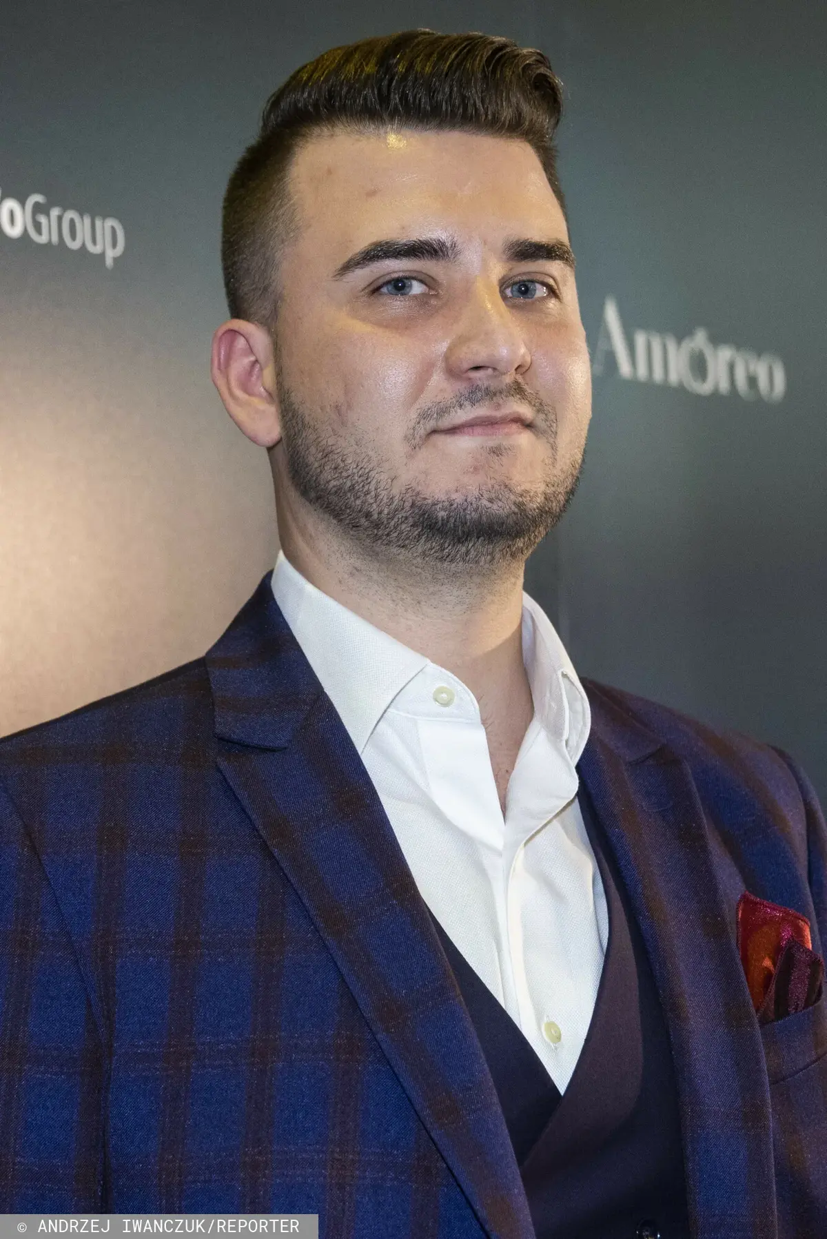 Bartłomiej Misiewicz w garniturze i białej koszuli