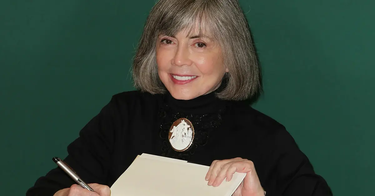 Pisarka Anne Rice podpisuje książkę.