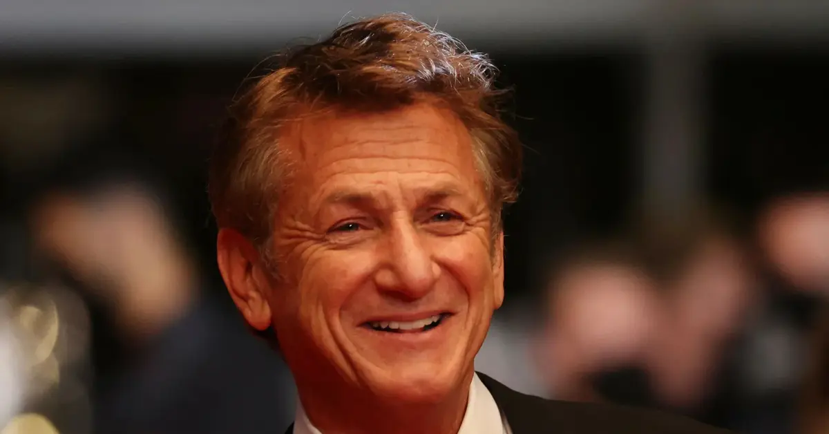 Uśmiechnięty Sean Penn.