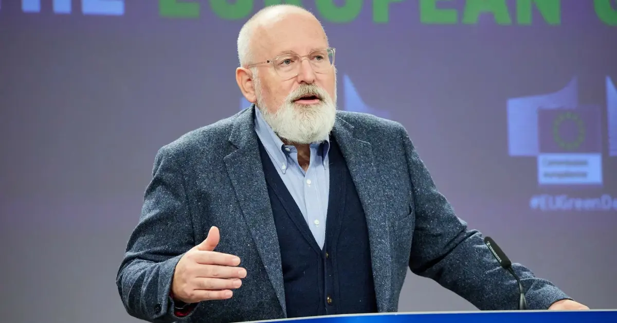 Frans Timmermans za mównicą z napisem European Comission