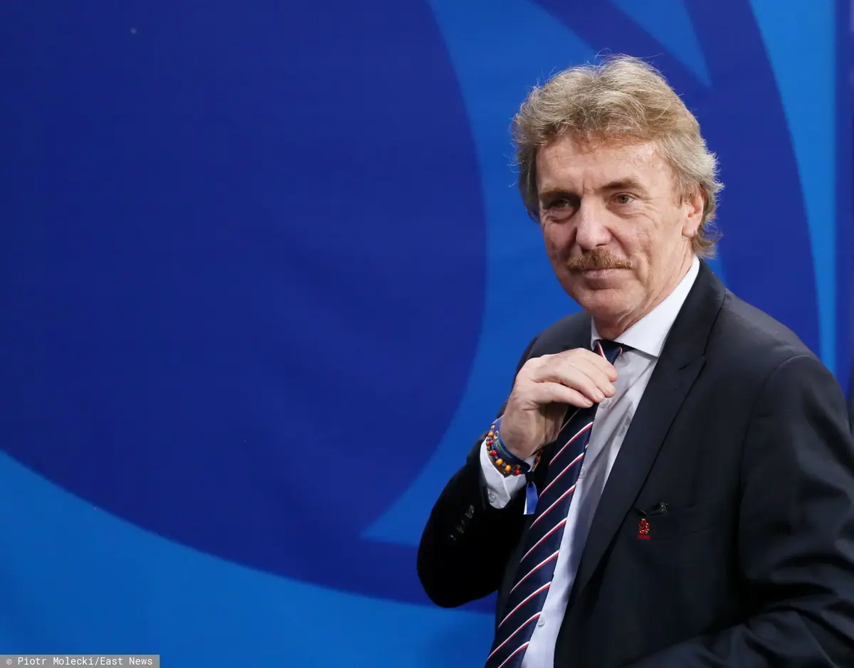 Zbigniew Boniek poprawia z uśmiechem krawat