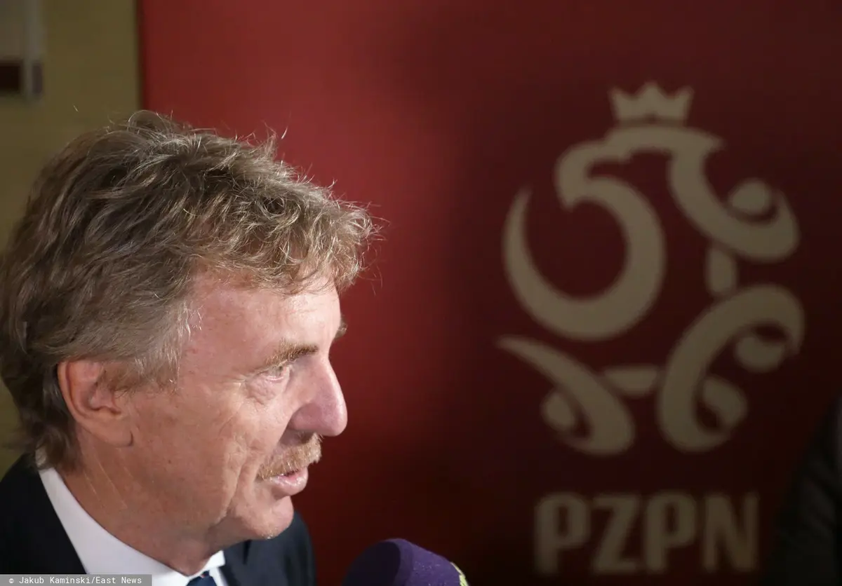 Zbigniew Boniek na tle loga PZPN