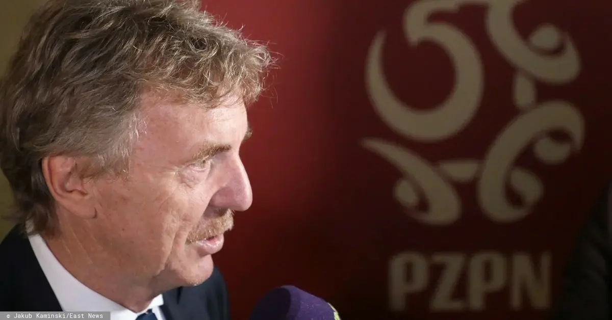 Zbigniew Boniek na tle loga PZPN