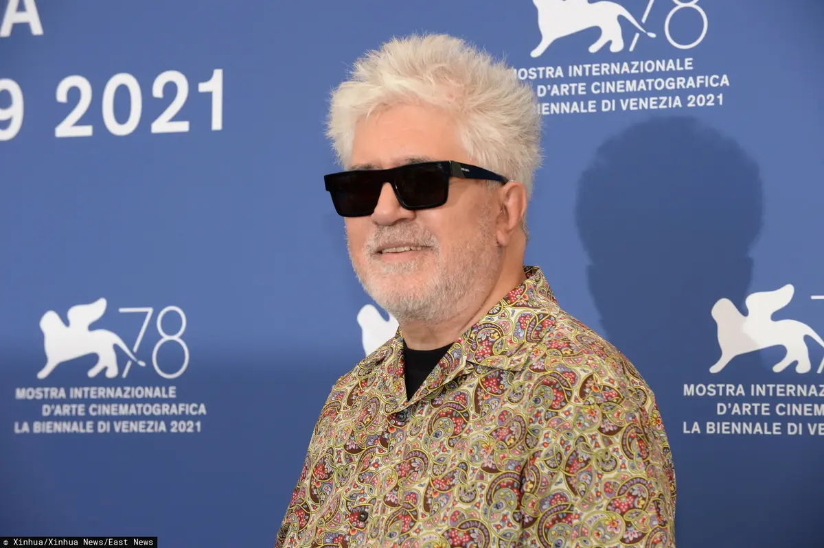 Pedro Almodovar na ściance w trakcie festiwalu w Wenecji.