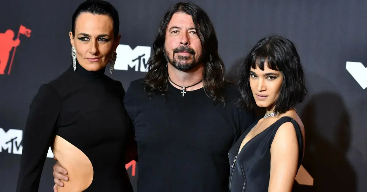 Dave Grohl z rodziną na ściance MTV.