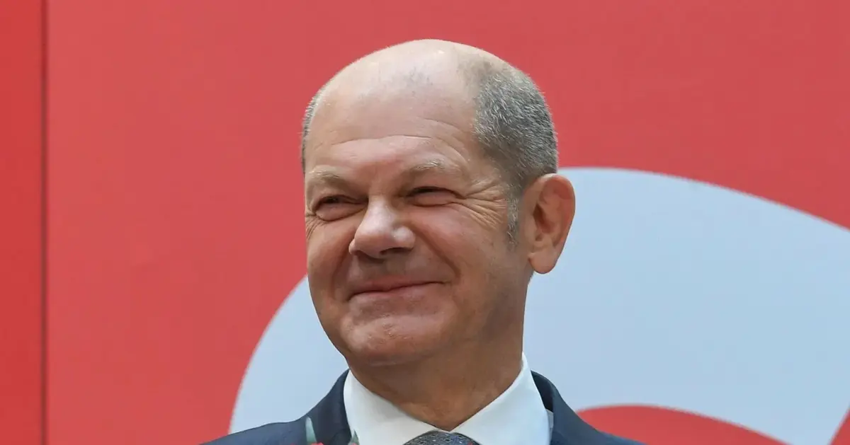 Olaf Scholz z bukietem kwiatów podczas wyborów do Bundestagu 2021