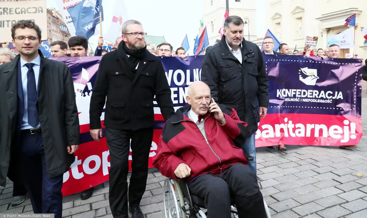 Janusz Korwin-Mikke na proteście Stop Segregacji Sanitarnej