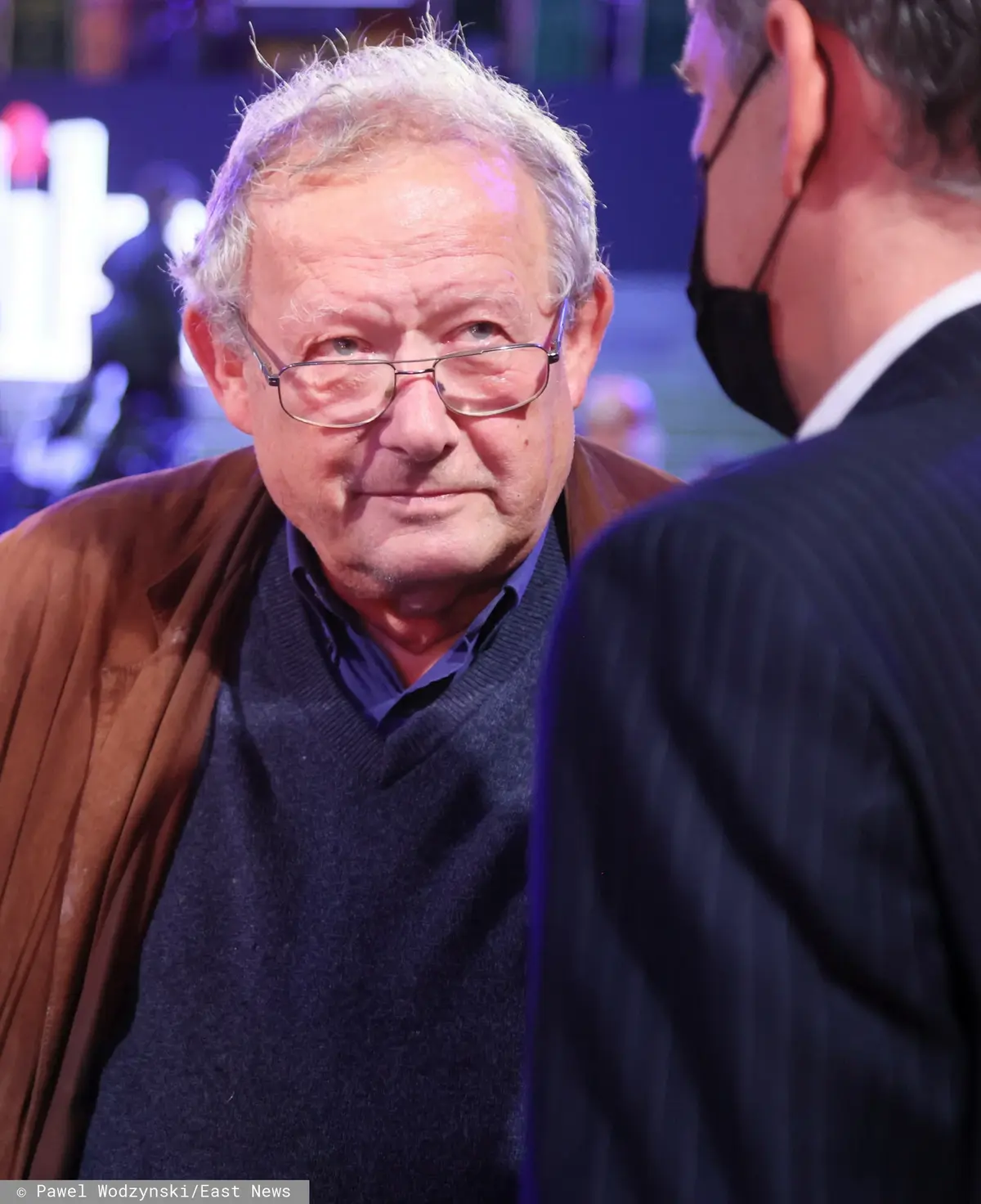 Adam Michnik w rozmowie z innym mężczyzną