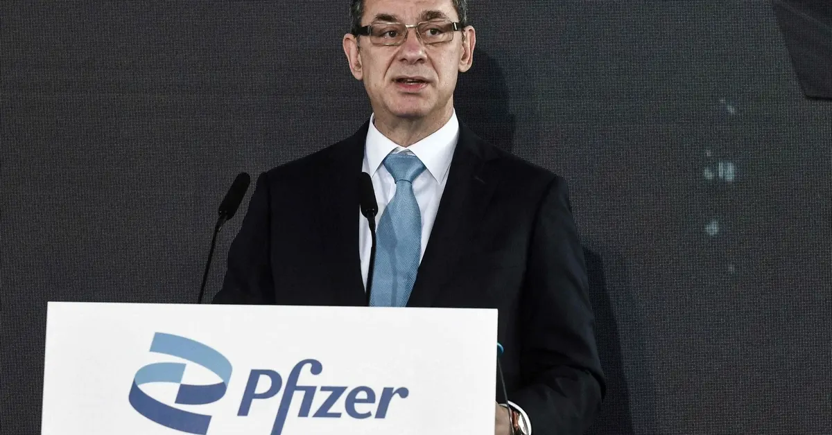 Szef Pfizera Albert Bourla  trzymający w ręce napis Pfizer