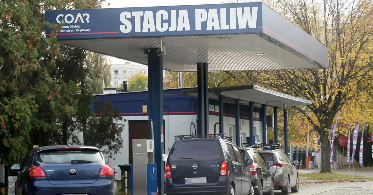 Stacja paliw na terenie Centrum Obsługi Administracji Rządowej przy ul. Powsińskiej. Stacja jest ogólnodostępna, a ceny benzyny o kilka gorszy niższe, niż na większości stacji w stolicy.