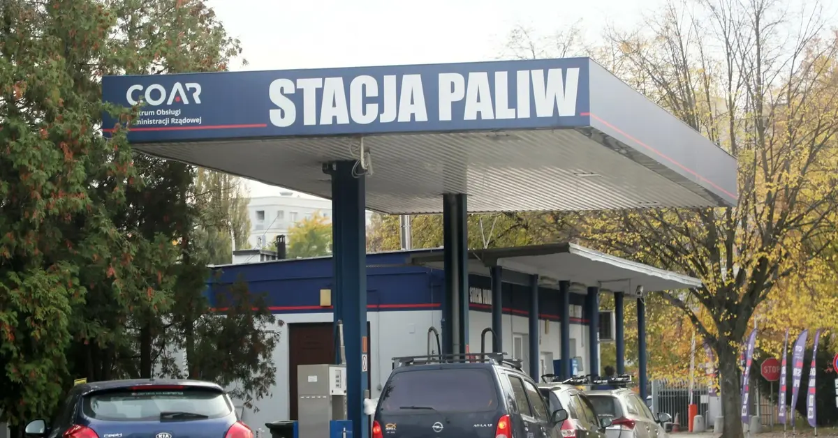 Stacja paliw na terenie Centrum Obsługi Administracji Rządowej przy ul. Powsińskiej. Stacja jest ogólnodostępna, a ceny benzyny o kilka gorszy niższe, niż na większości stacji w stolicy.