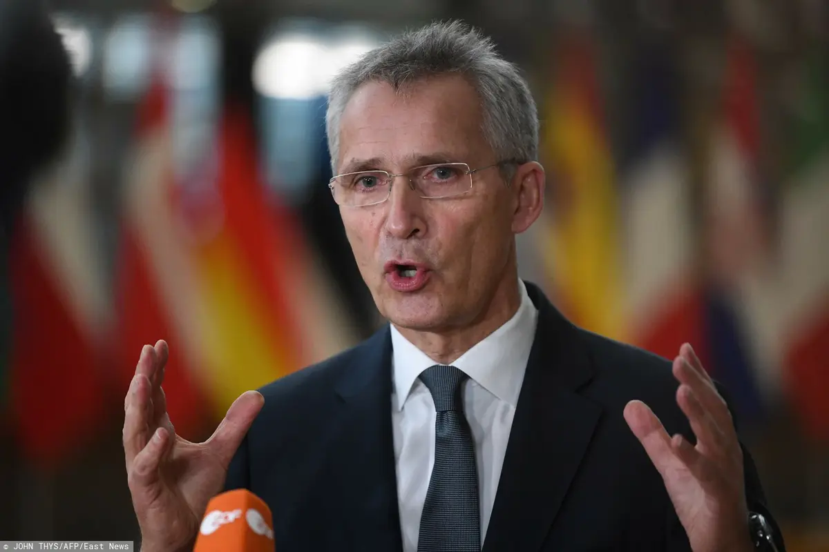 Sekretarz generalny NATO Jens Stoltenberg przemawiający przy mikrofonie