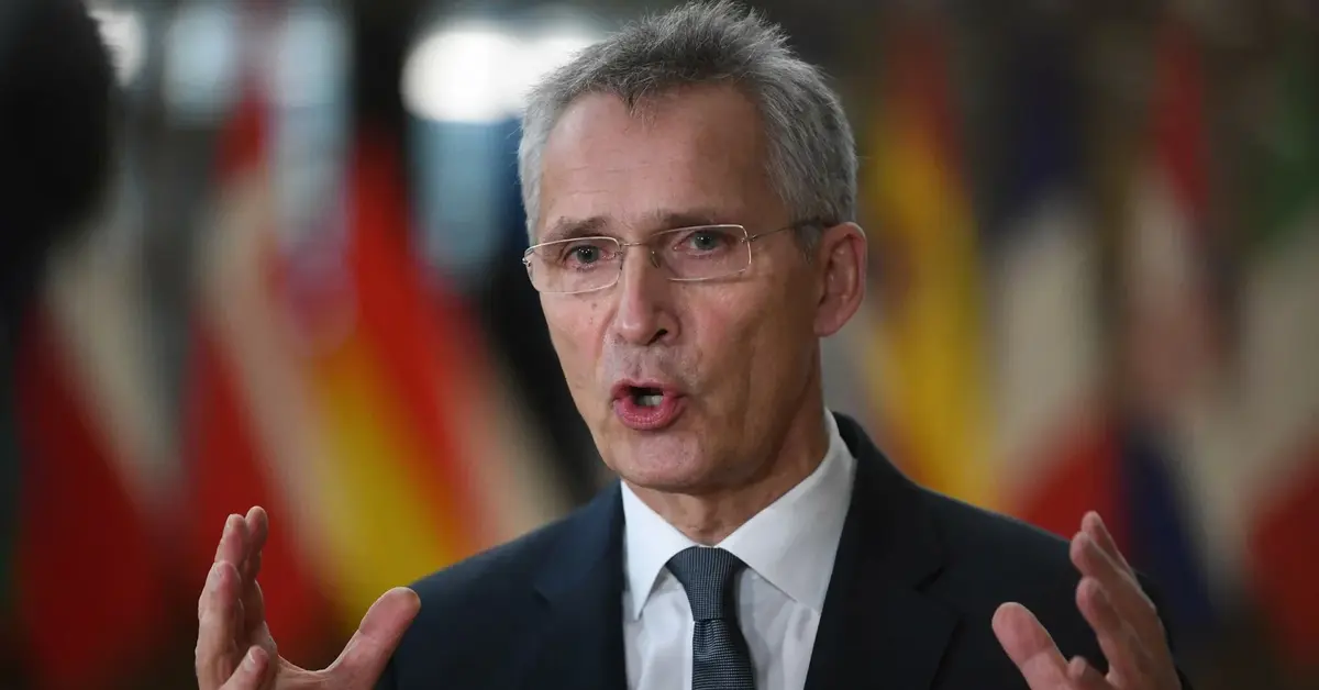 Sekretarz generalny NATO Jens Stoltenberg przemawiający przy mikrofonie