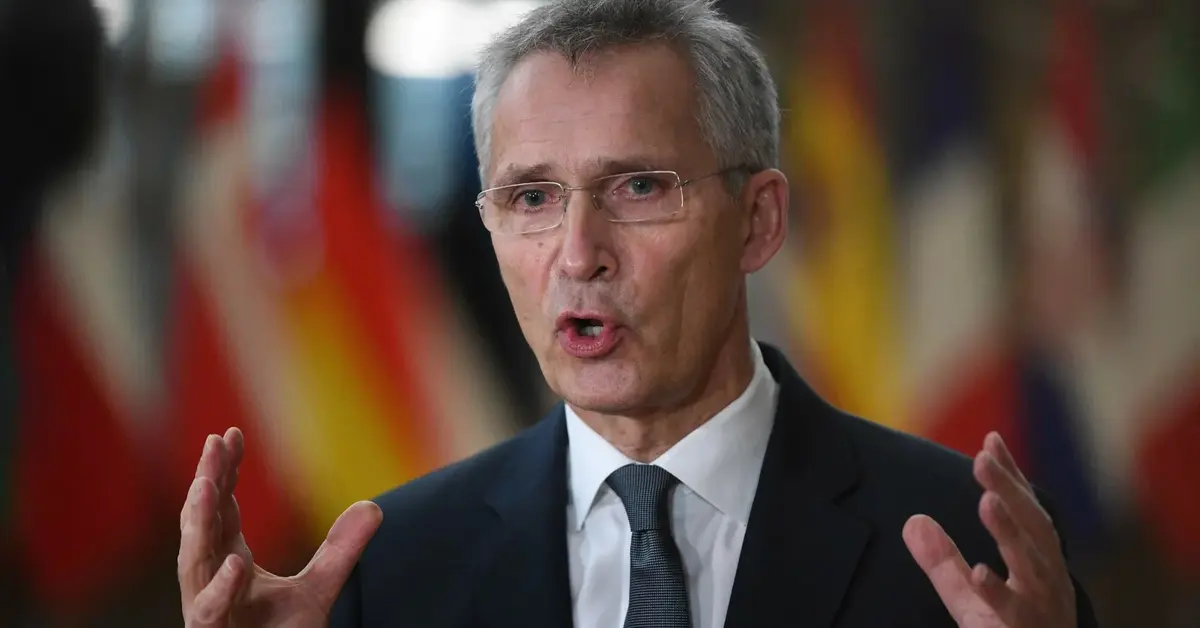 Sekretarz generalny NATO Jens Stoltenberg przemawiający przy mikrofonie