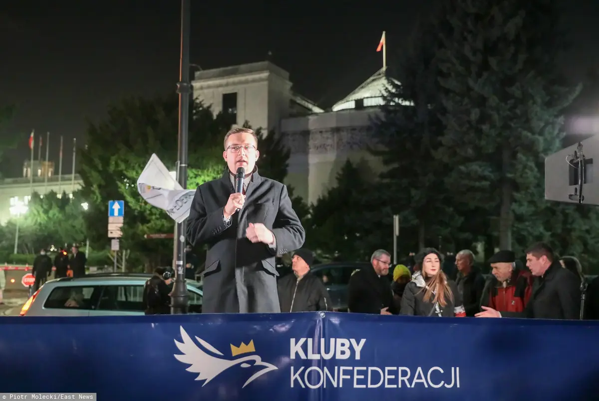 Robert Winnicki  przemawiający do protestujących 