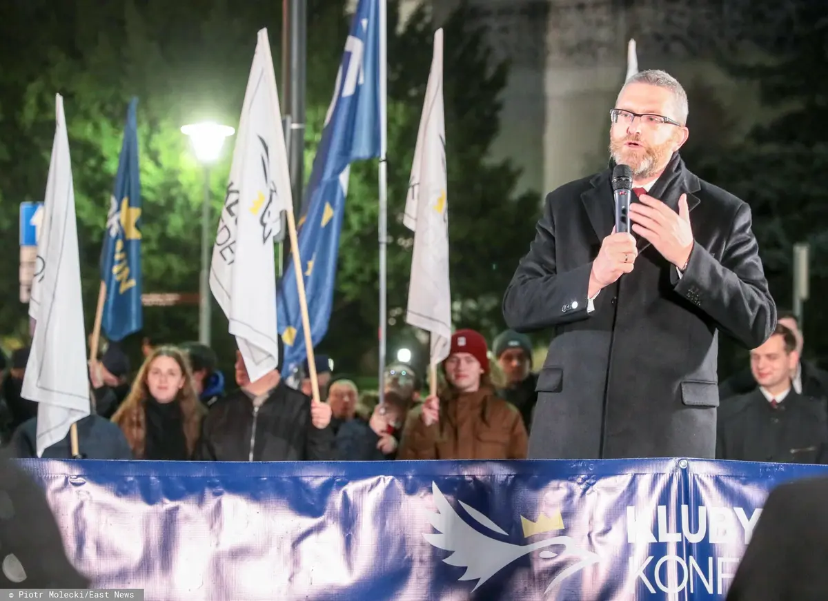 Grzegorz Braun  przemawiający na proteście Stop segregacji sanitarnej