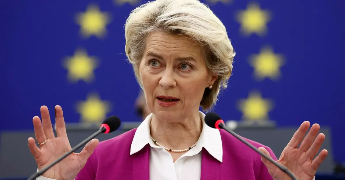 Ursula von der Leyen na tle symbolu UE 