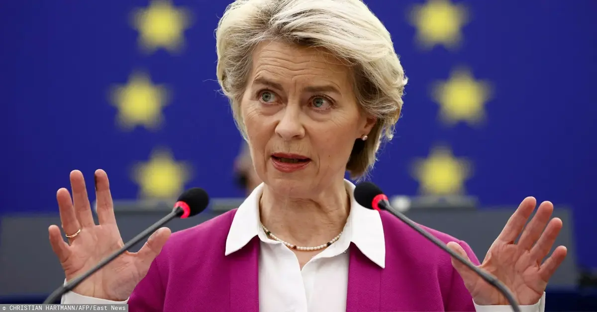 Ursula von der Leyen na tle symbolu UE 