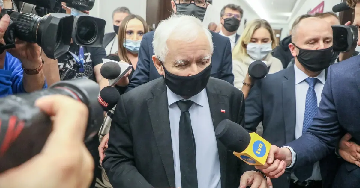 Jarosław Kaczyński rozmawiający z mediami