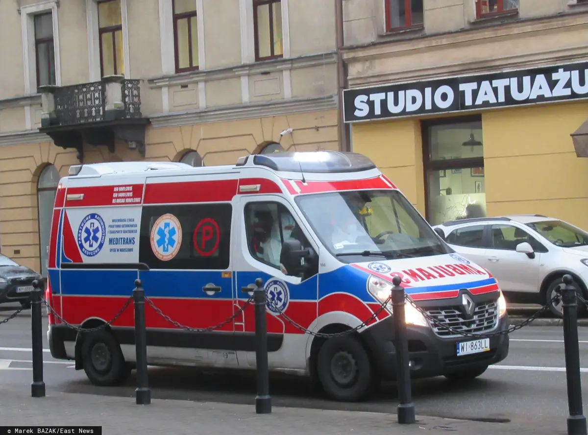 Karetka jadąca na sygnale.