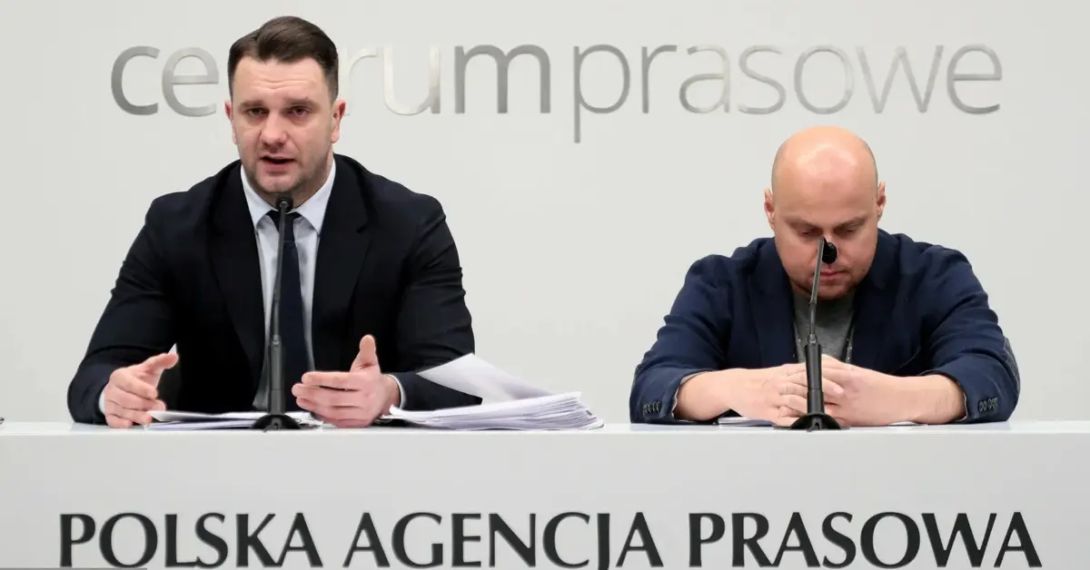 Łukasz Mejza na konferencji prasowej