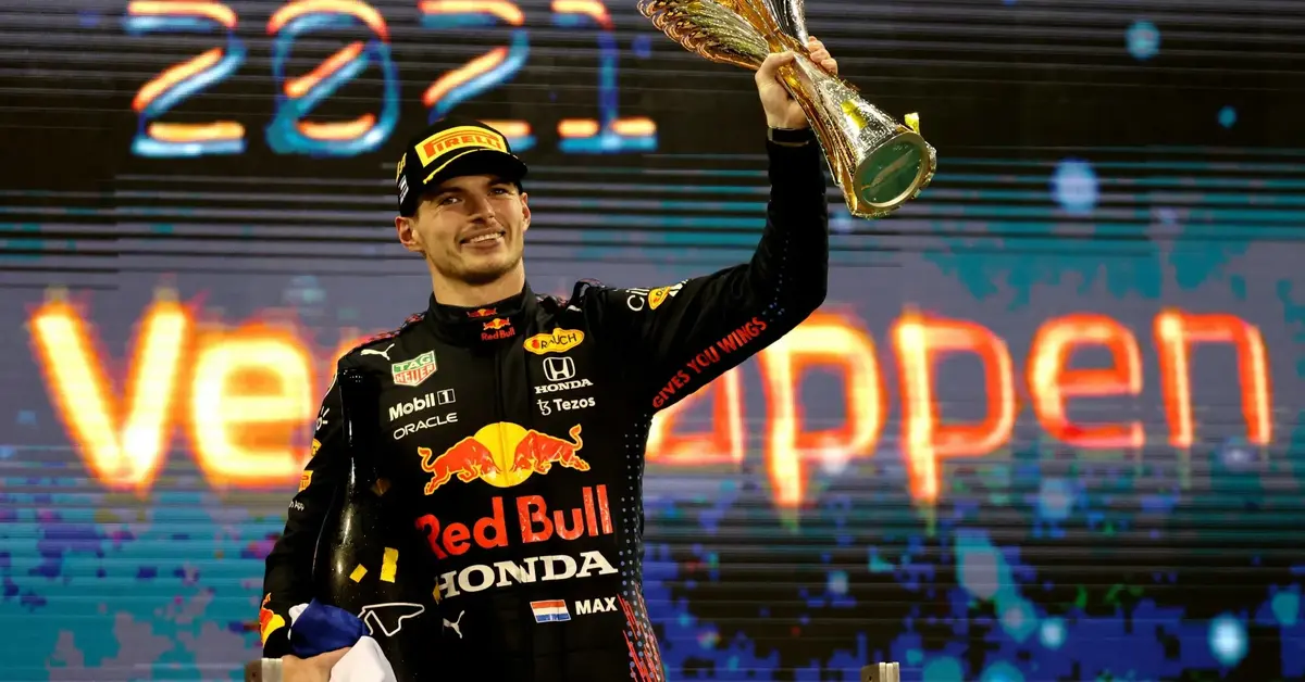 Max Verstappen dzierży w ręce puchar.