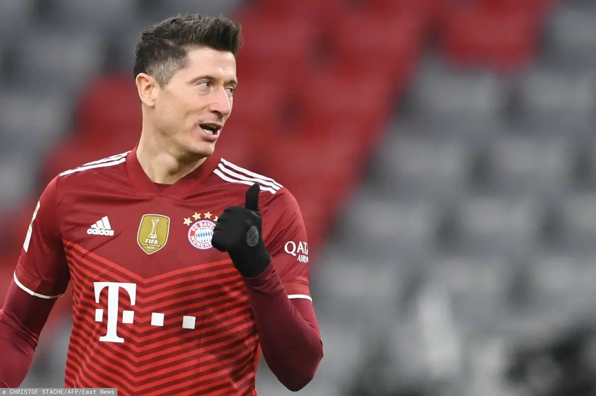 Robert Lewandowski pokazuje gest "okej".