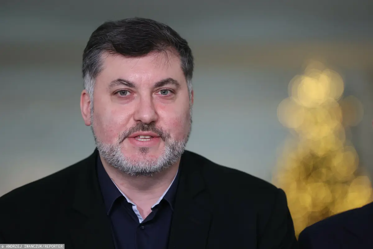 Artur Dziambor w czarnej koszuli