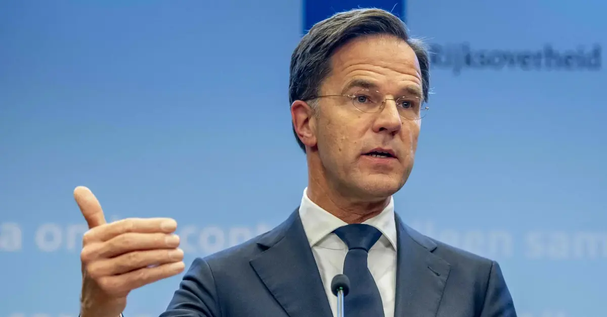 premier holandii Mark Rutte w garniturze gestykulujący podczas konferencji prasowej