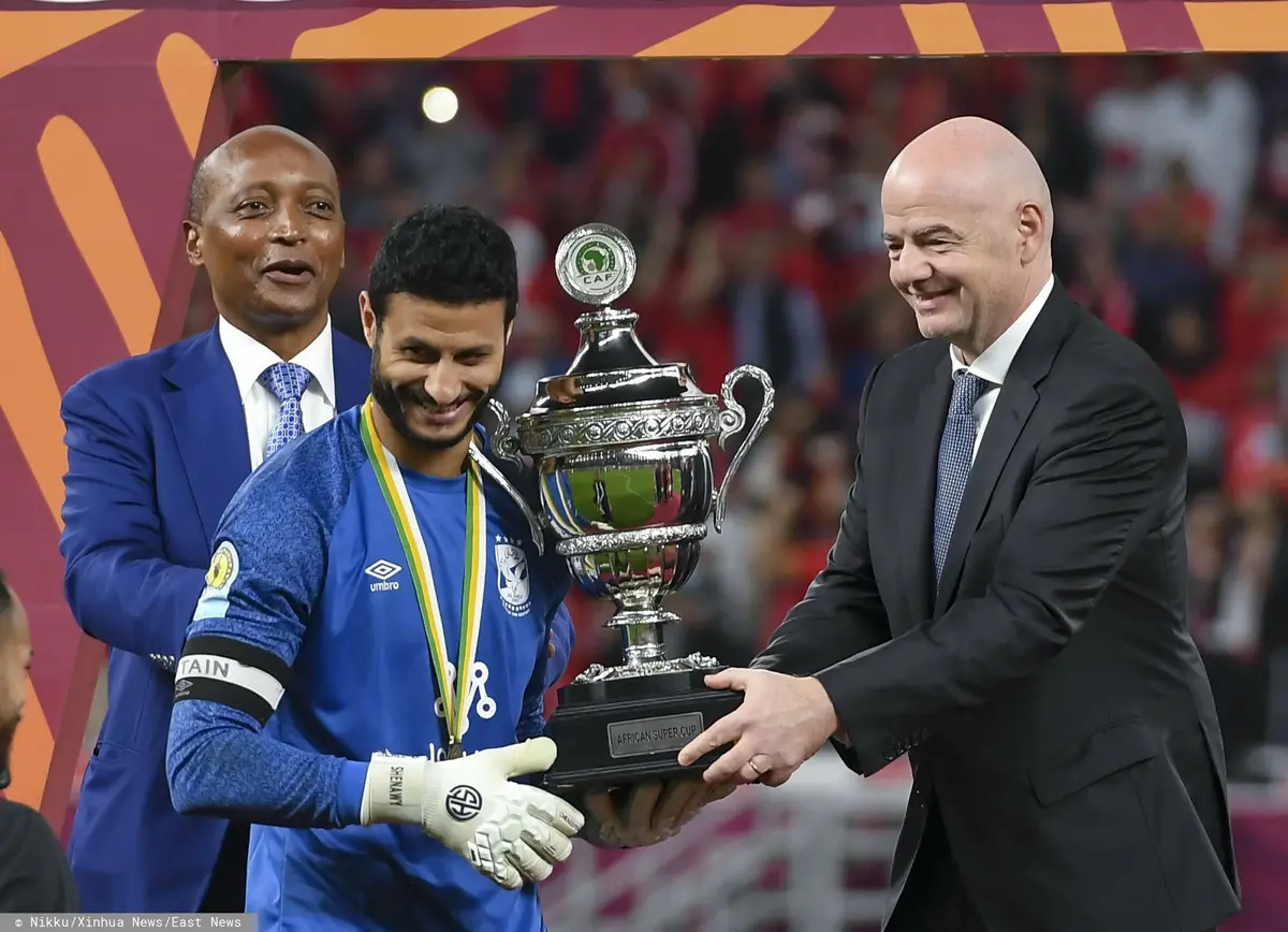 Gianni Infantino wręcza trofeum.