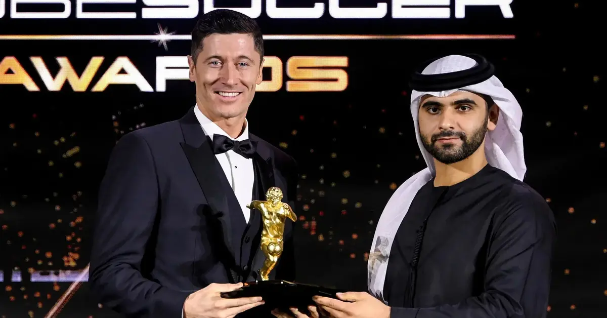 Robert Lewandowski odbiera nagrodę za najładniejszego gola w trakcie gali Globe Soccer.