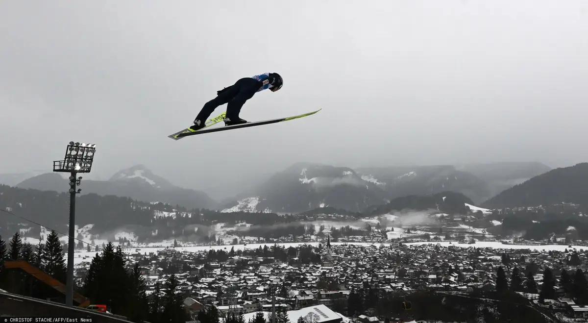 Kamil Stoch w czasie oddawania skoku narciarskiego