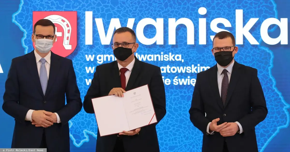 Mateusz Morawiecki, burmistrz miasta Iwaniska Marek Staniek, Pawel Szefernaker.