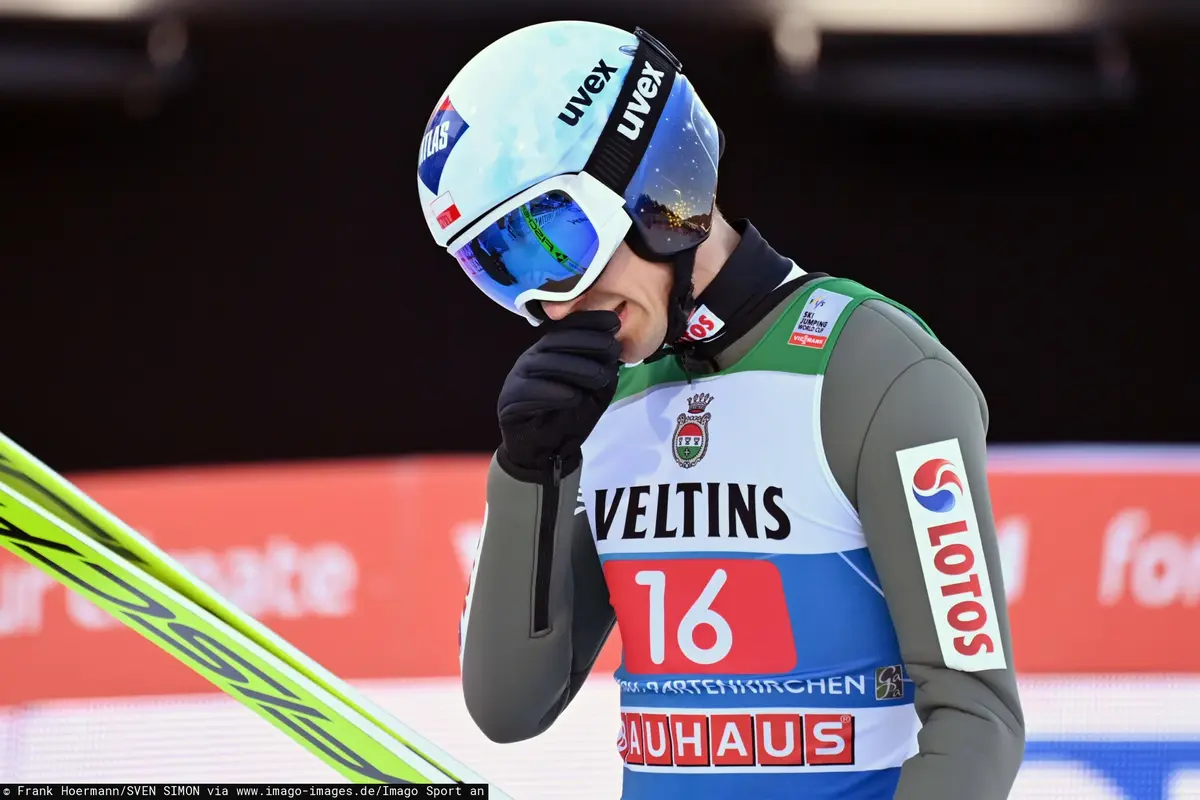 niezadowolony Kamil Stoch po oddaniu skoku