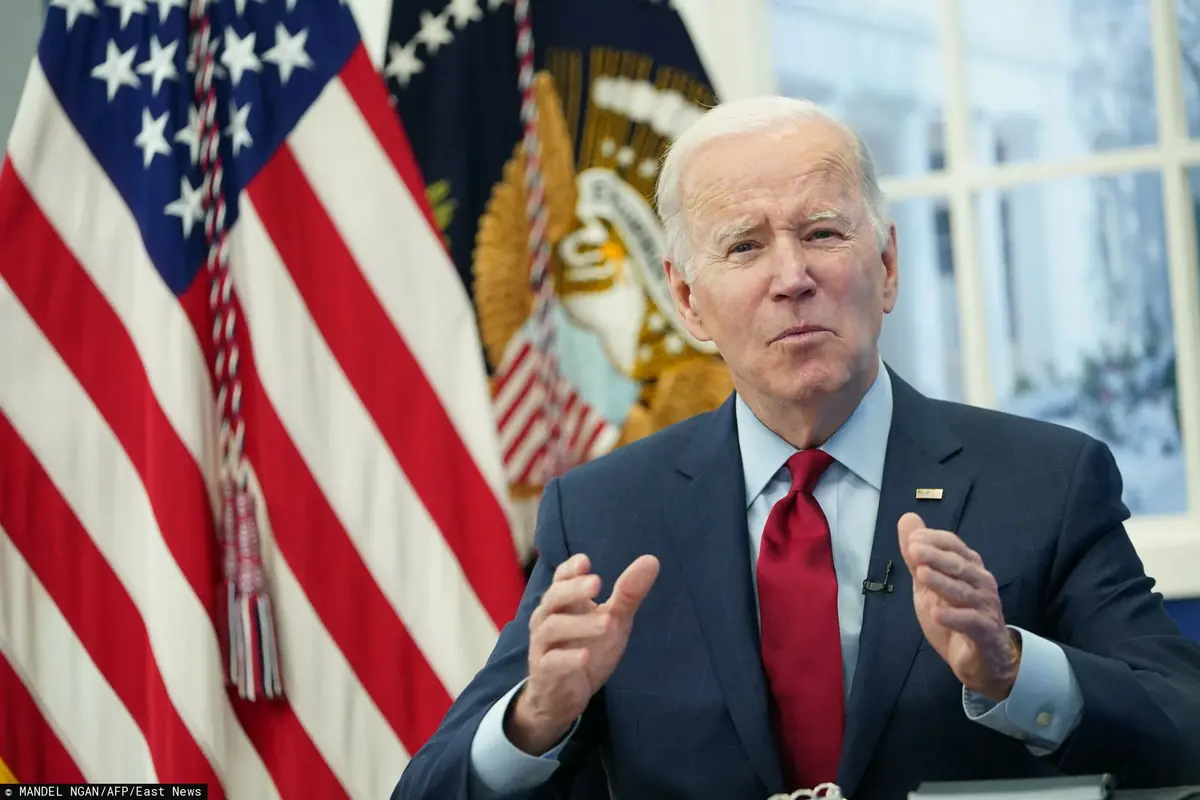 Joe Biden przemawiający na tle amerykańskiej flagi