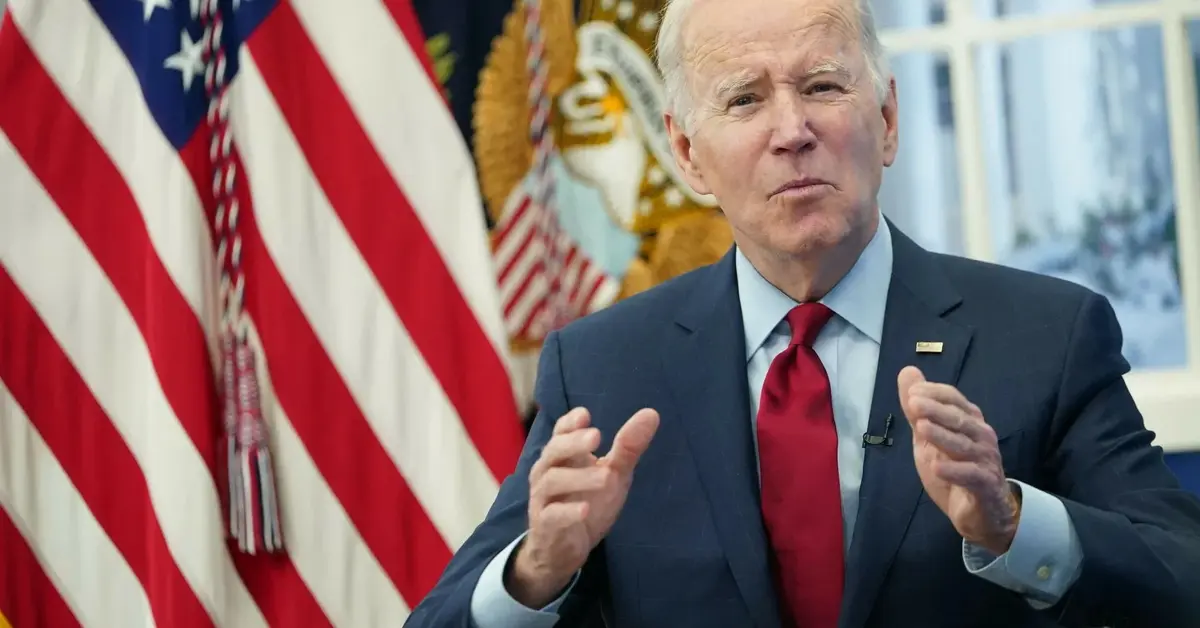 Joe Biden przemawiający na tle amerykańskiej flagi