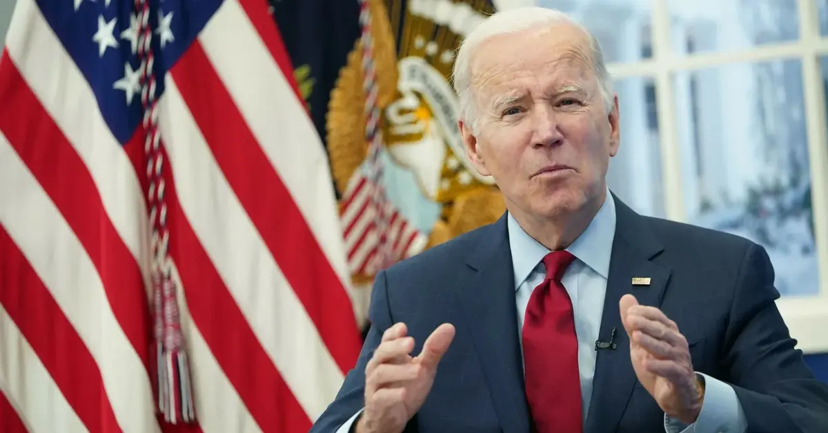 Joe Biden przemawiający na tle amerykańskiej flagi