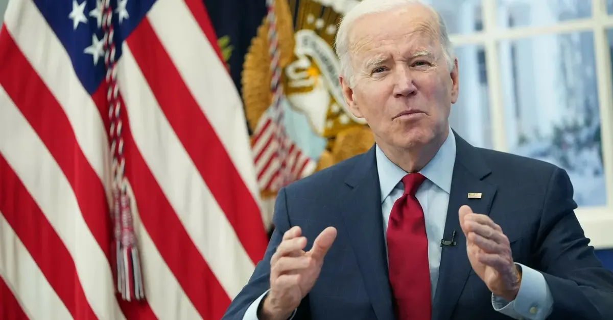 Joe Biden przemawiający na tle amerykańskiej flagi