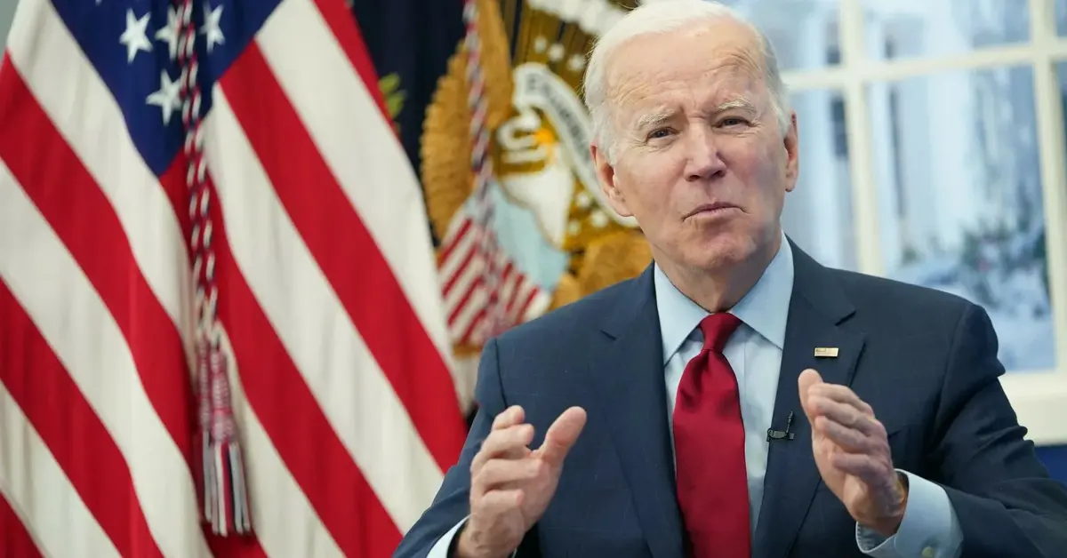 Joe Biden przemawiający na tle amerykańskiej flagi